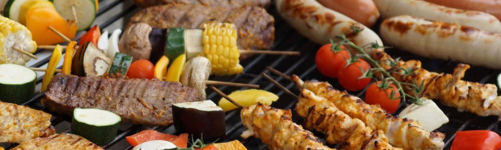 Les barbecues en briques dans le jardin créent l'atmosphère adéquate