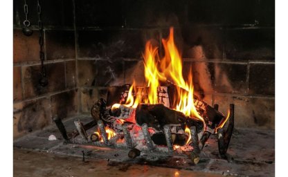 Une cheminée en briques dans ton salon crée une atmosphère incroyable